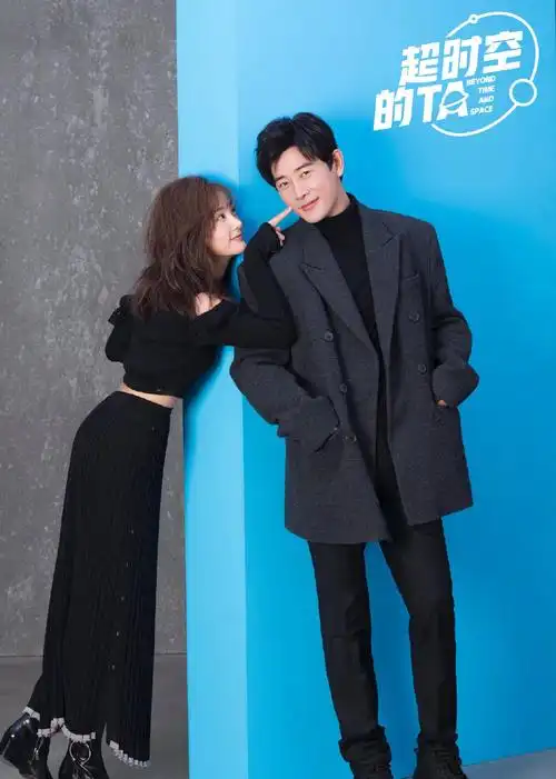 罗晋李一桐戏外合体,两人背靠背满眼笑意好甜!_高清图集_新浪网