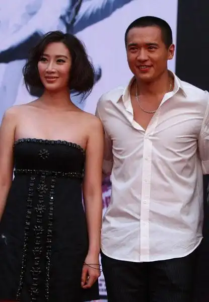 赵子惠《精武风云》首映露香肩惊艳全场(图)