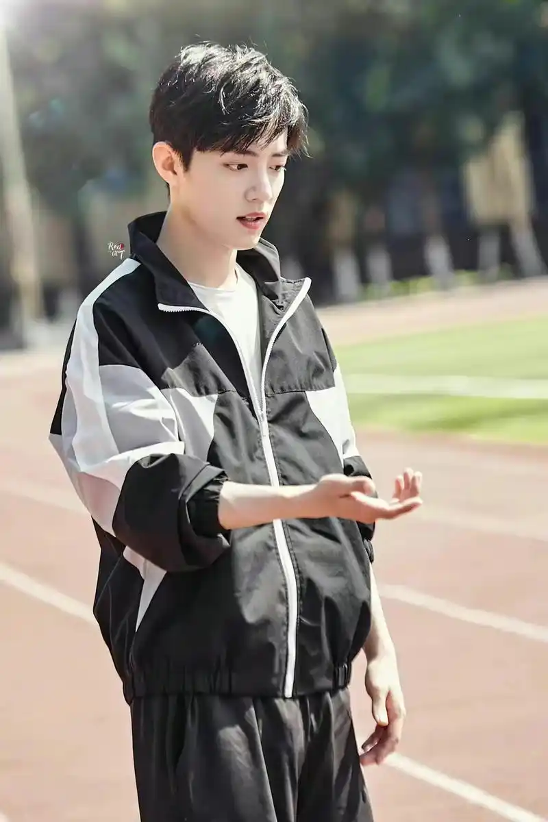 肖战是学弟公认的校草,很难不同意啊,口碑在学校里是真不错!