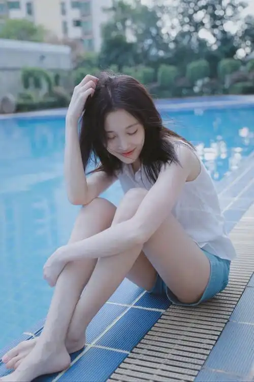 张慧雯,夏日清新封面女孩  一组让人心跳加速的照片,她坐在泳池边,身