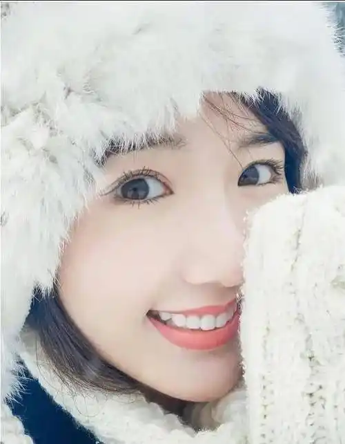 毛晓彤早年旧照被扒,大圆脸塌鼻梁造型雷人,与现在差别巨大