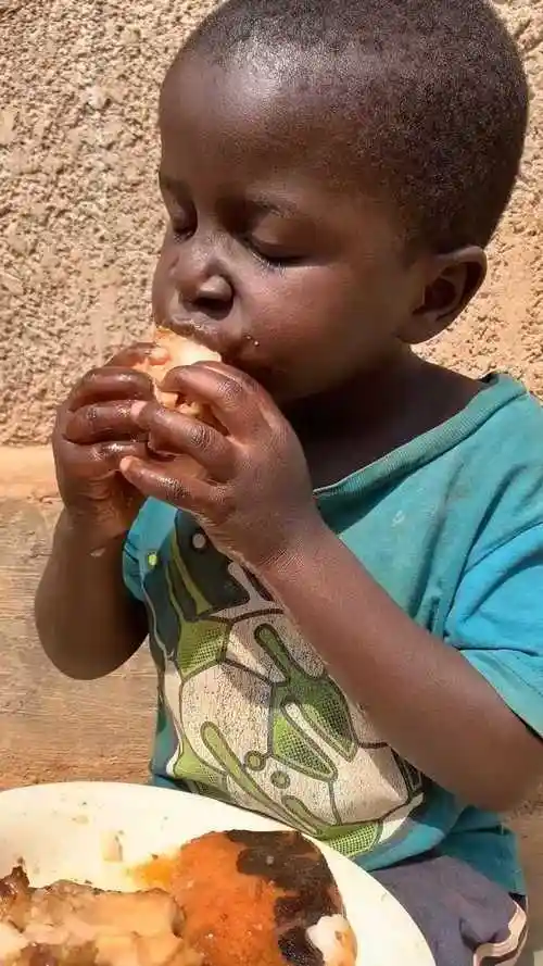 非洲小黑娃,家里兄弟姐妹15个,连饭也吃不饱!