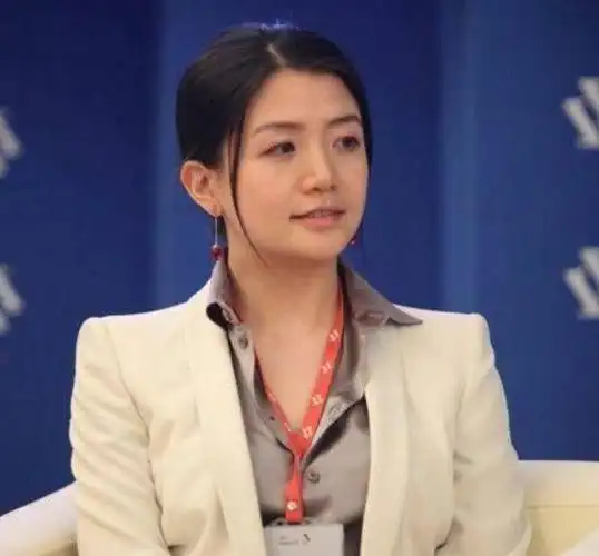 李颖,也许有人不清楚,她是中国最富有的女性之一,身家超百万万,但是并