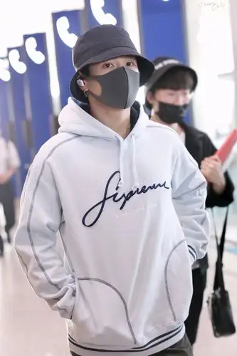 李汶翰机场饭拍北京76武汉白色卫衣工装裤黑色渔夫帽插兜走在