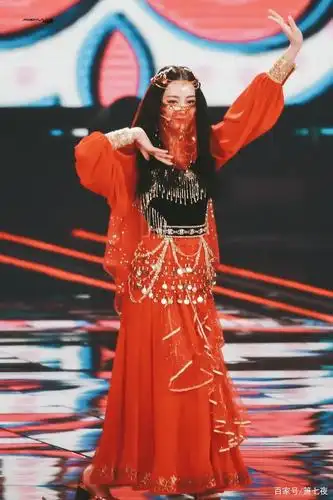 迪丽热巴舞娘造型抢眼,纤腰舞动,热辣献舞