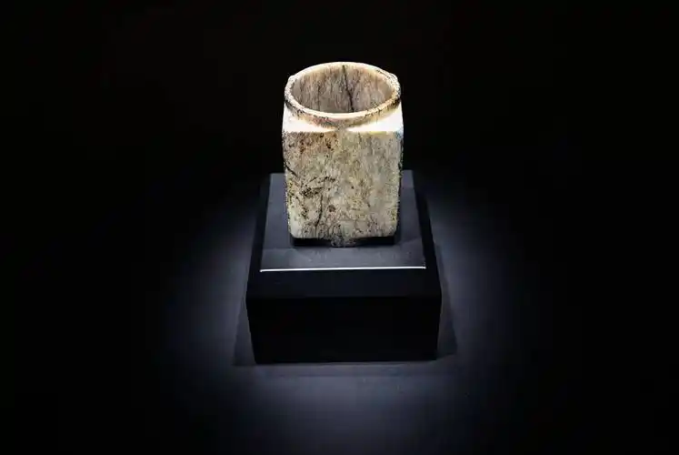 郭沫若在看过三星堆考古发掘材料后就认为:"玉璧,玉璋,玉圭均与华北