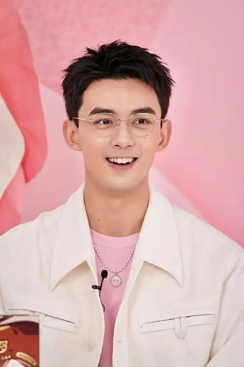 的甜心巧克力,银丝眼镜又添一丝稳重,彰显出吴磊可爱睿智大男孩的气质