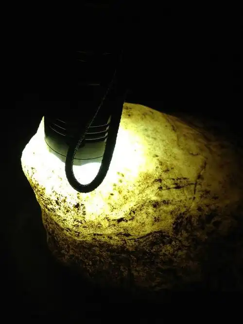 这是溶洞里面天然形成的玉石,透光性不错吧