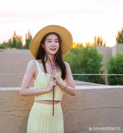 张雪迎转身回眸笑起来好温柔你是我用来描述青春的关键词