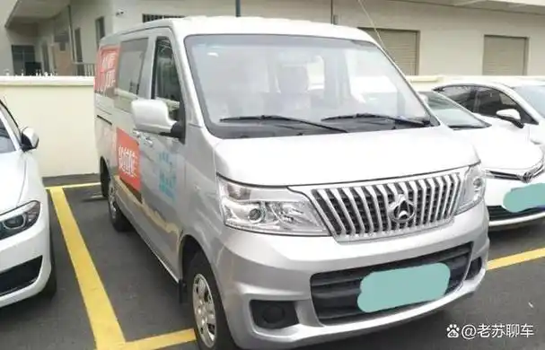 这是一辆"面包车",空间方面足够大,实用性足够突出,在干货拉拉整个