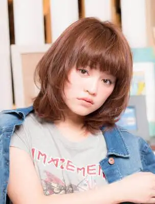 齐刘海内扣内扣齐刘海突出闪闪大眼,发尾层次内扣凌乱蓬松彰显时尚