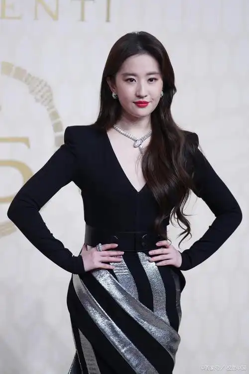 在这次活动中,刘亦菲穿着一件黑色紧身裙,优美的身姿和完美的曲线展现