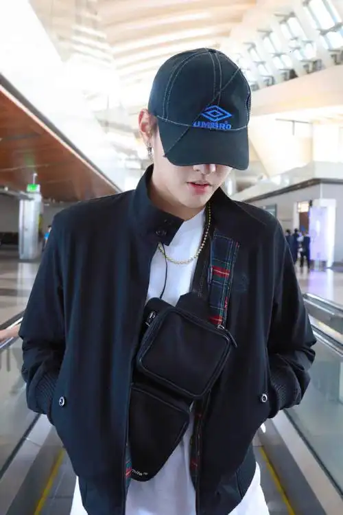 吴亦凡机场私服街拍照图片