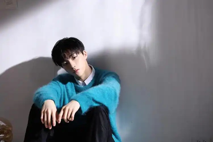 清新伤感陈立农壁纸等待那个对的人