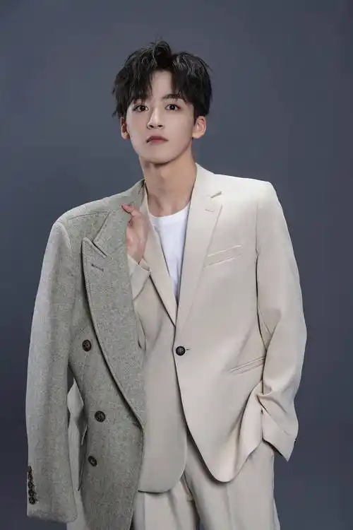 何洛洛《完美的他》开播一周年 陆啸以代号重回微博营业_虚拟_反差