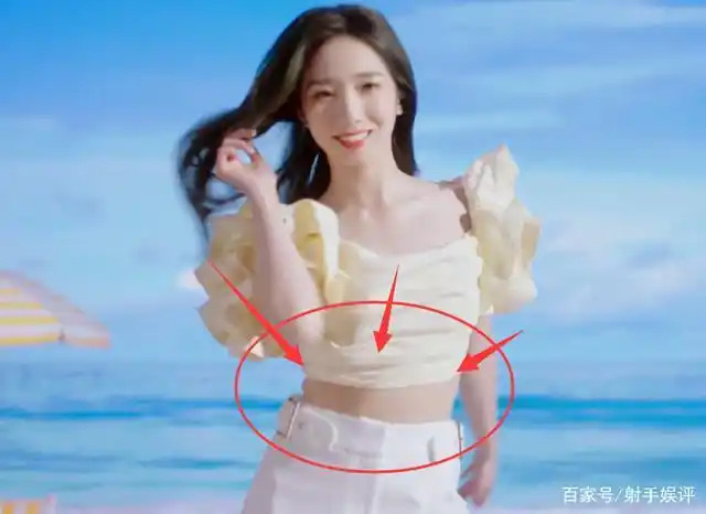 孟美岐穿露腰装拍广告,转身挤出两层赘肉,明星也逃不开过年吃胖