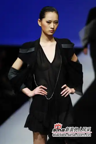 组图:模特真空上阵倾情演绎清华学子力作(4)