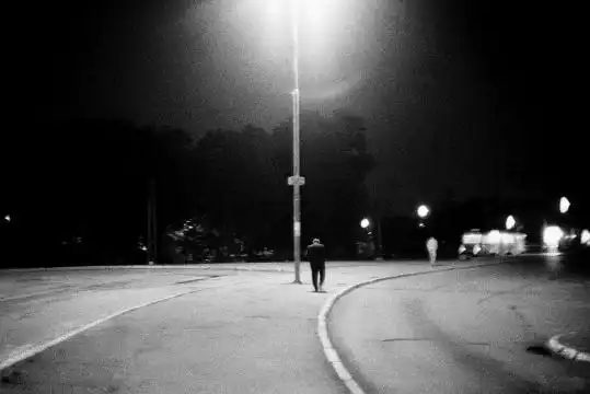 路灯下男生失落背影
