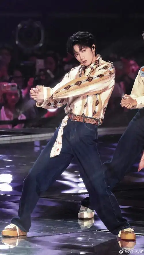 刘耀文露肩衬衫#刘耀文昨天帅的很轻松啊啊直拍的舞蹈表现力溢出屏幕