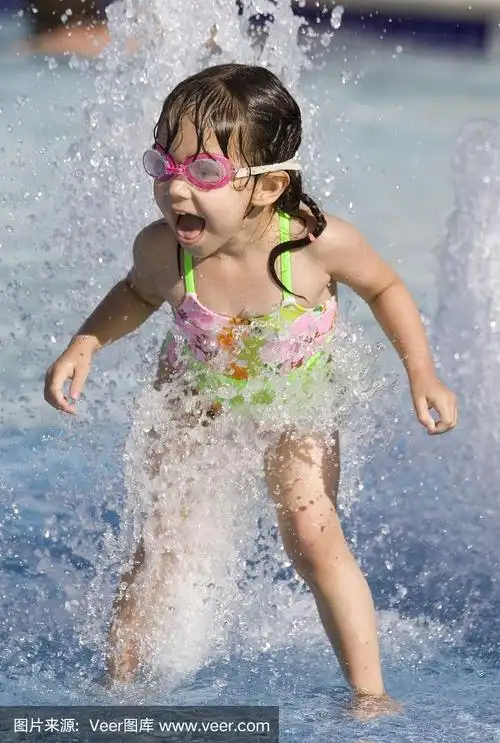 小女孩在水上乐园玩