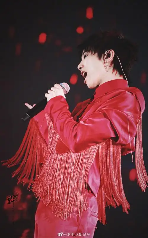 火星人跨年的代表色当然是红色啊,一袭红衣的华晨宇简直不要太燃