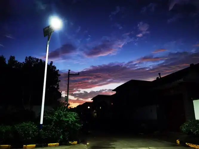 东南风的乡村夜景