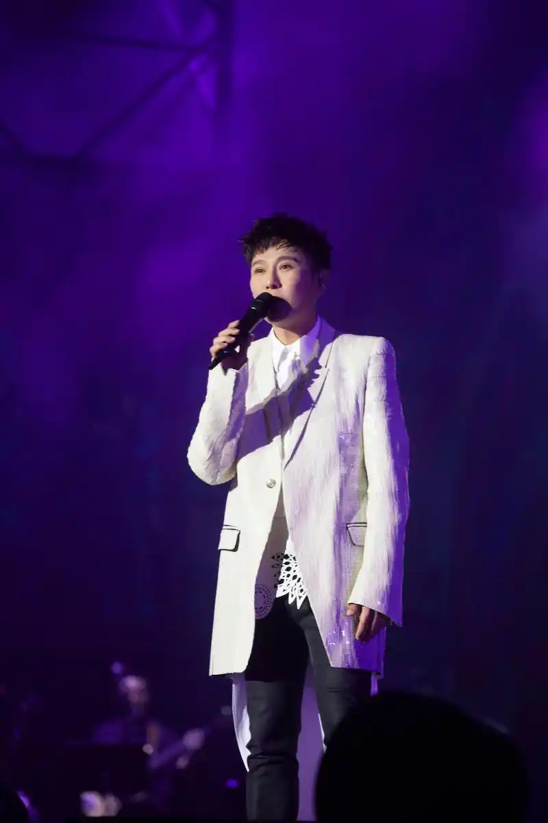 《白月光》响起,张信哲未来式2.0西安站带来"哲式情歌"新惊喜