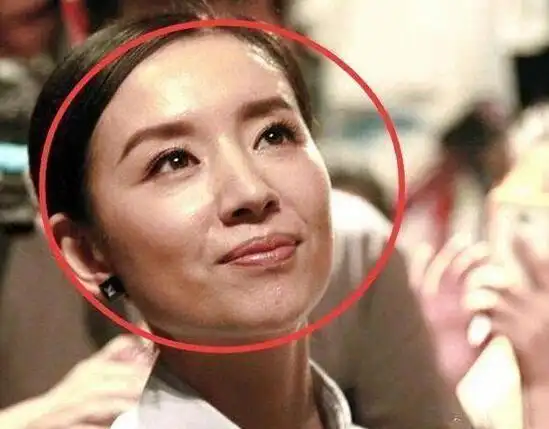 是传出董洁暴瘦,身材瘦到干瘪,满脸的皱纹,再没有曾经的水灵,老态尽显