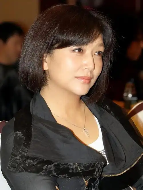 靳东:两次爱上离婚妇女,不顾家人反对娶了二婚女,如今很幸福