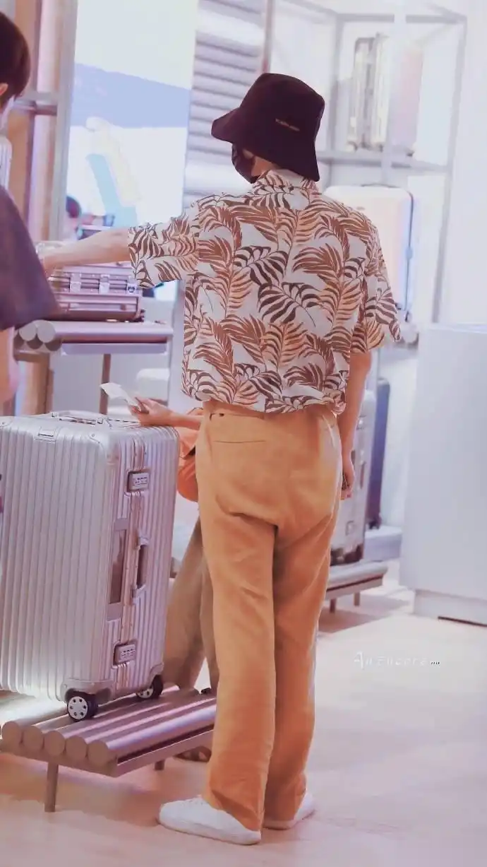 【朱正廷朱正廷背影杀】来感受一下正正男友力max的背影杀,珍珠糖们