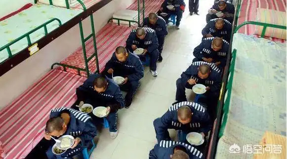 在监狱里坐牢是什么样子的?