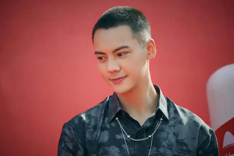 板寸发型图片男生(寸头才是男星颜值标准) - 赤虎壹号