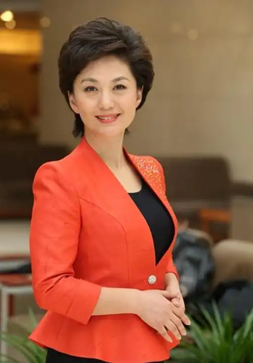 央视美女主持人海霞,台上一本正经,台下反差很大