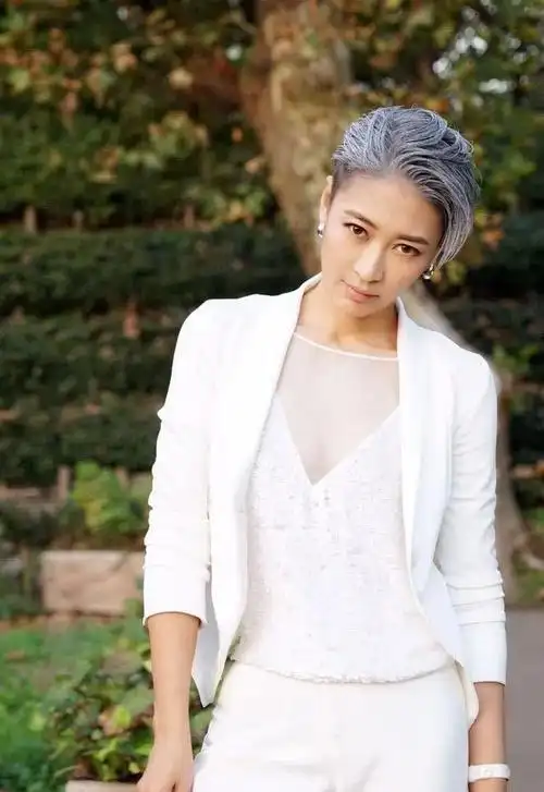 剪"奶奶灰"短发的梁静酷到飞起,一身干练白西装又美又飒!