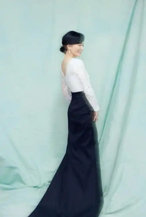 俞飞鸿太放纵了故意穿低领长裙年轻又性感看上去哪像49岁