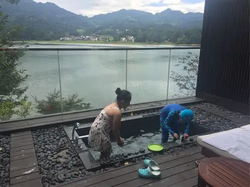 露台的泡池里玩玩水