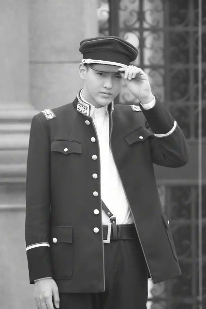 吴亦凡穿上军装回到20年代,有一种气场全开的霸道少帅既视感.