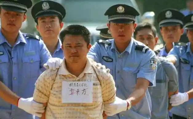 为什么执行死刑枪决有的会被打脑袋还有的会被打心脏的