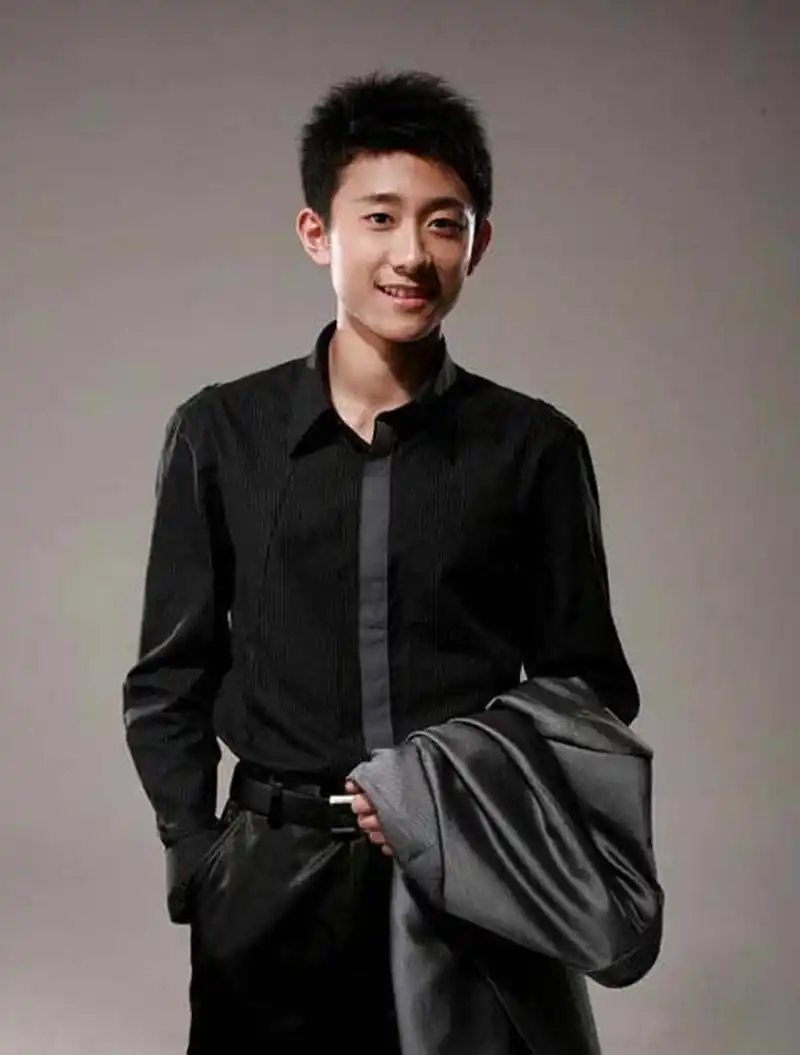 张一山和夏雨长得太像了,网上很多人都传他们是父子,也有人以为他们是