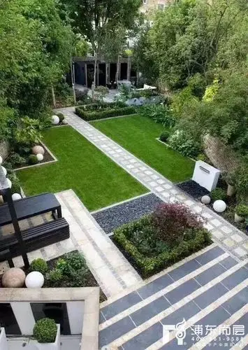 这是一个别墅私家花园的俯视图,实景图中的设计以绿色植物为主,映入