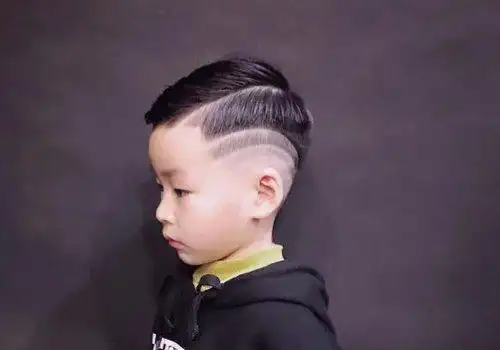 小男孩个性创意刻痕铲两边短发设计_发型师姐