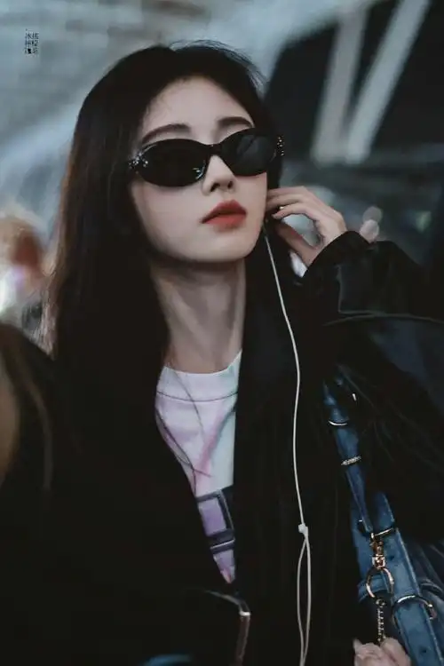 鞠婧祎机场造型