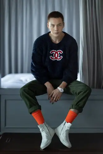 橙味霆上线陈伟霆受邀出席时尚盛典撞色穿搭帅气十足