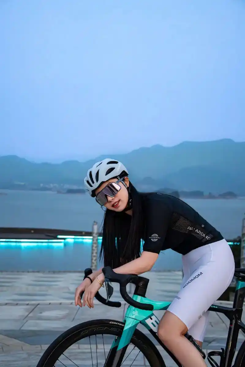 戴上新头盔一起出发骑行吧.作为一个入坑半年,每周至少骑行20 - 抖音