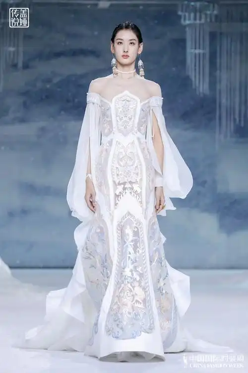 走上春晚舞台的盖娅传说,凭什么是"最美中国风"?_女装_什么值得买