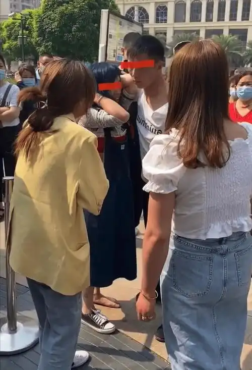 原创夫妻俩闹离婚妻子抓住小三头发不放网友小三没有原配漂亮