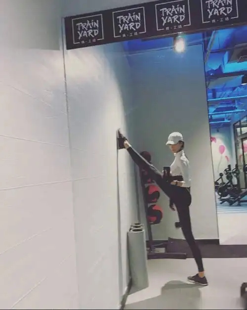 张蓝心晒照展现完美头身比 竖劈一字马腿又长又细