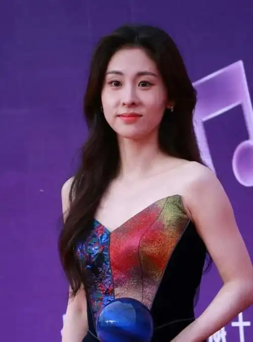 音乐盛典张碧晨法令纹谢可寅瘦成纸片人ella却疑医美后遗症