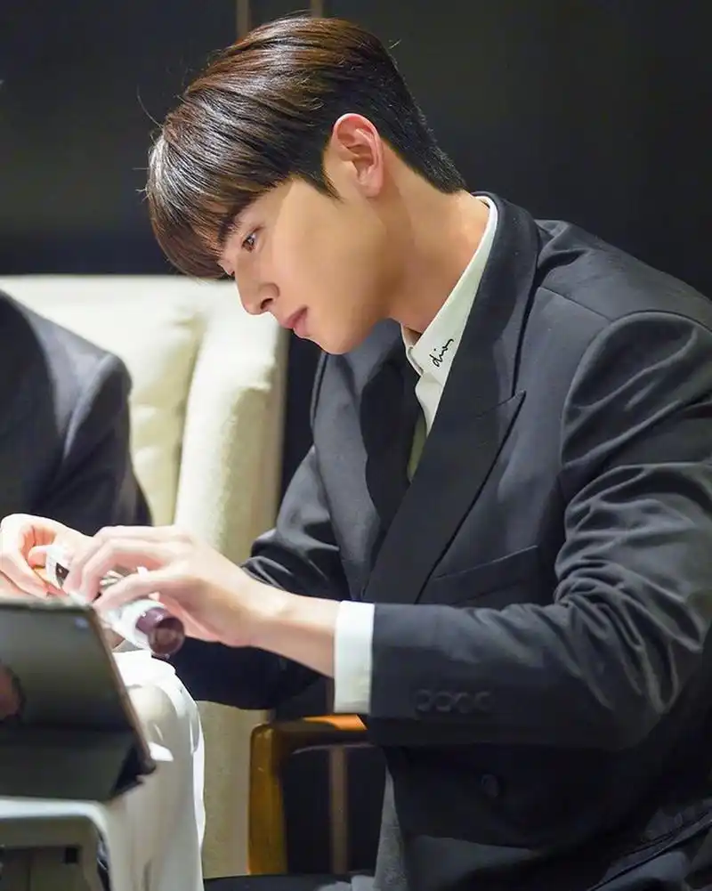 黑西装乖乖男车银优 一脸正气的感觉 #最靓头像壁纸征集赛