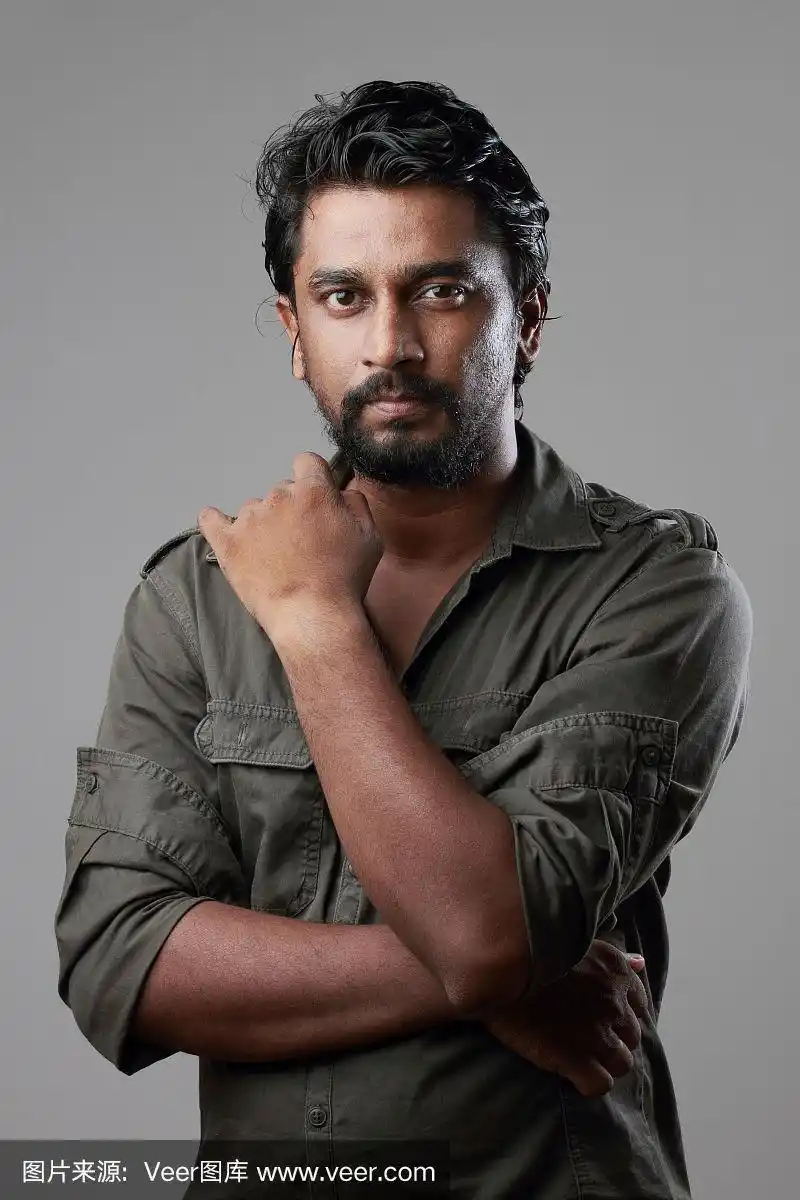 长相粗鲁的印度年轻人
